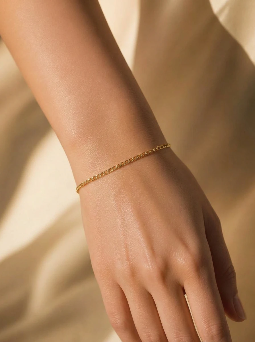 Classic fit — gold chain bracelet on the wrist